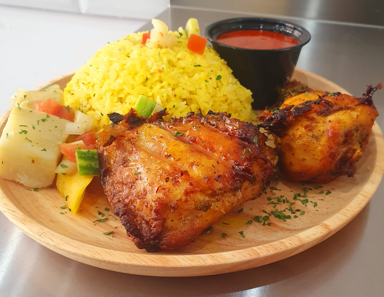 Poulet braisé servi avec mafé