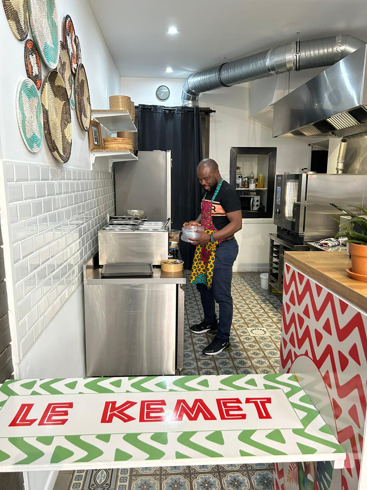 Le chef préparant un plat en cuisine